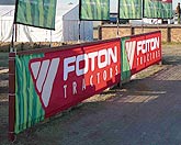 Banner-Außenwerbung für einen Traktorenhersteller
