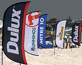 Aufreihung von Champion Flags (Small) am Strand