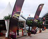 Champion Flags (XL) bei einer Promotion für einen Kleinwagen