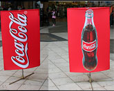 Dreh-Display für Coca Cola vor Supermarkt