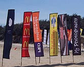 Aufreihung von Double Tension Flags (Medium) am Strand