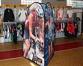 Turm-Tobblo als Indoor- Werbemittel für Triathlon im Lauf- und Sport Shop